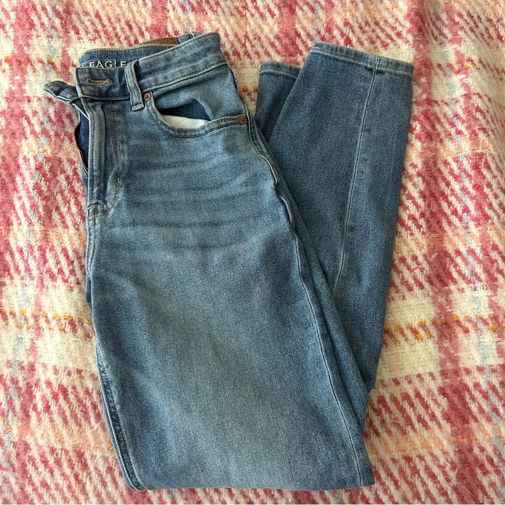 American Eagle light wash Mom Jeans